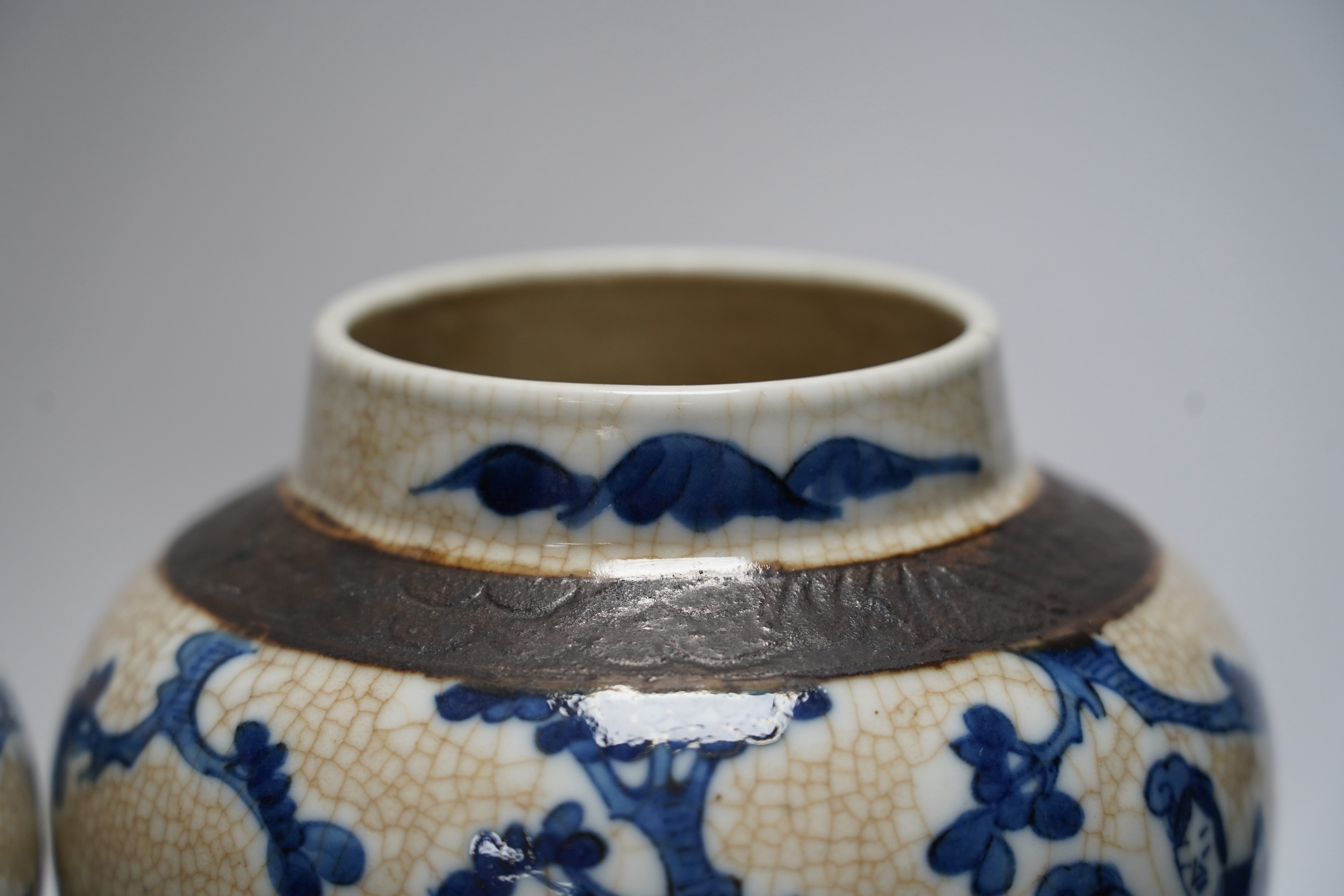 A pair of early 20th century Chinese blue and white crackle ware jars, 19cm